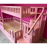 różowe łóżko piętrowe